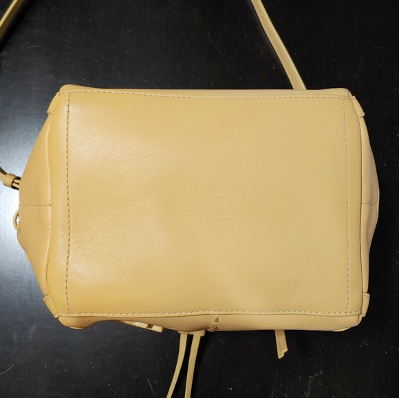 Excellent Tory Burch McGraw Die-Cut Dragonfly Drawstring Satchel tan yellow - Picture 11 of 16